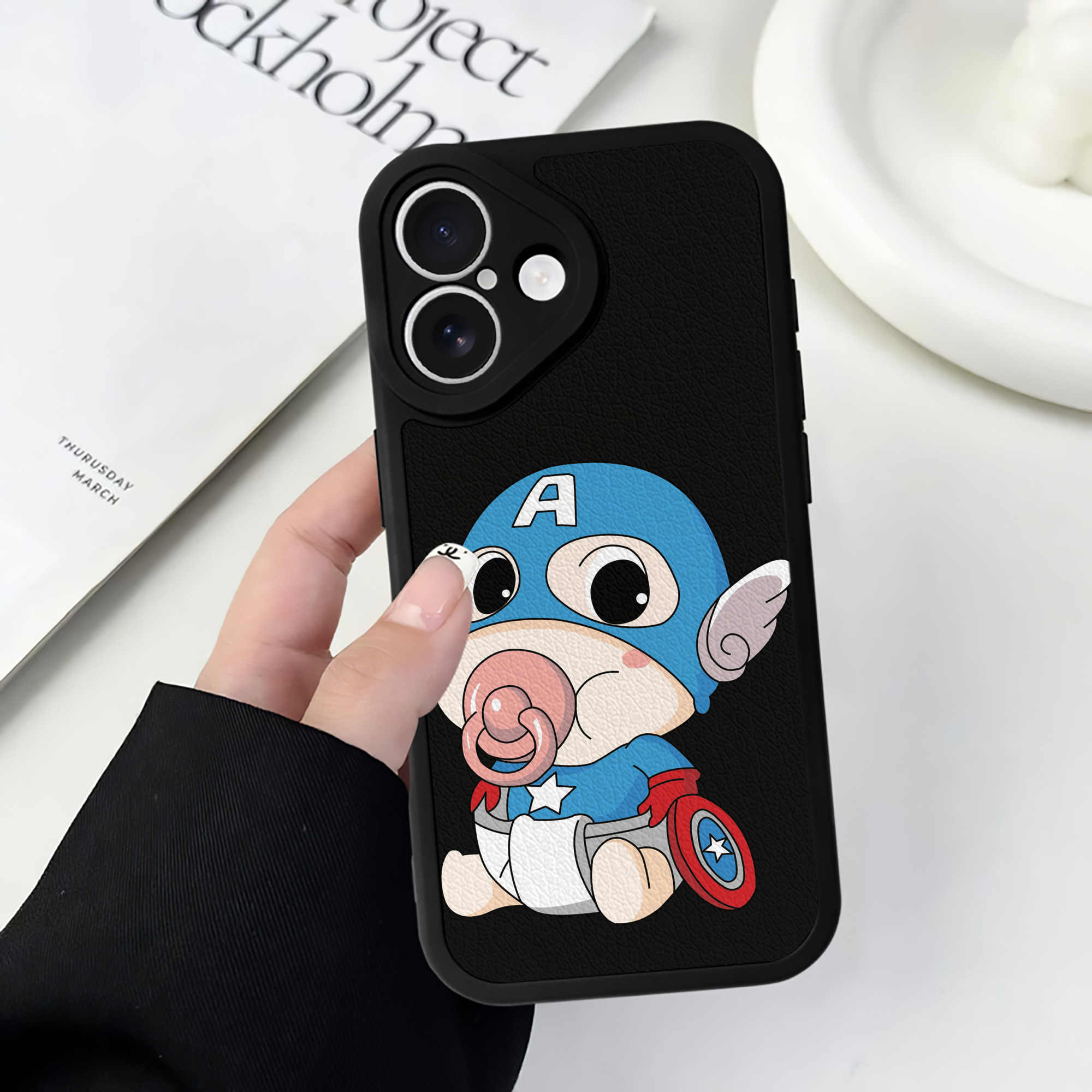（画像用） アベンジャーズ The Avengers 【iPhone 16シリーズ対応】シリコンスマホケース（レザー調） 材質：シリコン